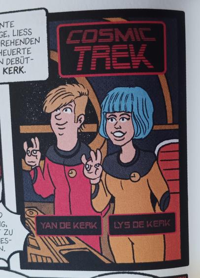 Foto eines einzelnen Comicpanels. Es zeigt Lys und Yan in ihren Cosmic Trek Uniformen, das als Bild in den vorherigen Bildern an der Wand hinter dem Tisch hängt. Yan hat eine rote Uniform mit schwarzen Schultern an. Lys trägt eine gelbe Uniform mit schwarzen Schulternbereich und hat blaue Haare. Beide tragen wie bei Star Trek eine Art Communicator auf der Uniform. Die beiden stehen vor der Konsole eines Raumschiffs und zeigen beide mit rechten Hand einen Gruß, der an den vulkanischen Gruß erinnert. Hier wird allerdings der Ringfinger zur Handfläche hin eingeklappt. Über beiden schwebt der Schriftzug "Cosmic Trek". Vor den beiden stehen jeweils ihre Namen.