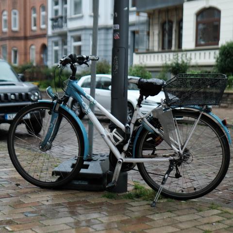Ein etwas ramponiertes Citybike im Regen.