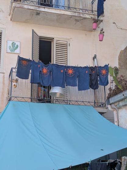 die Crewshirts auf der Wäscheleine