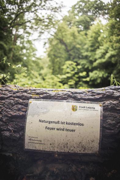 Ein Schild mit der Aufschrift "Natur ist kostenlos, Feuer wird teuer"