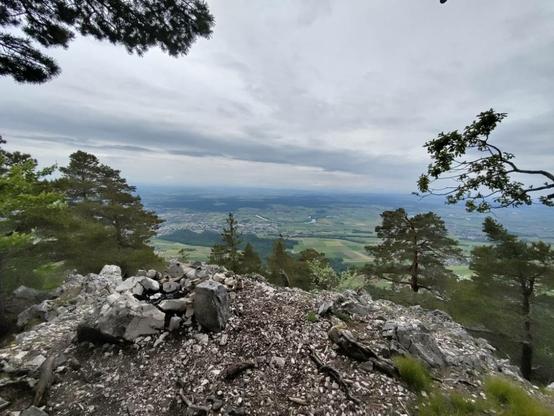 Aussicht aufs schweizet Mittelland. Im Vordergrund ist eine Feueratelle.