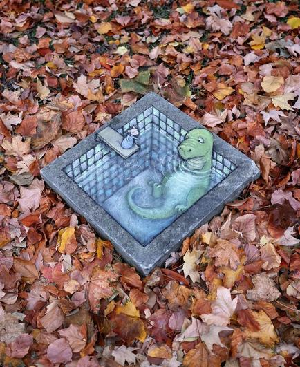 Eine Kreidezeichnung. Ein Drache liegt in einem Pool, umgeben von gefallenem Laub