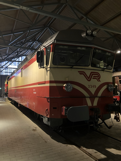 VR:n vanha punavalkoinen veturi