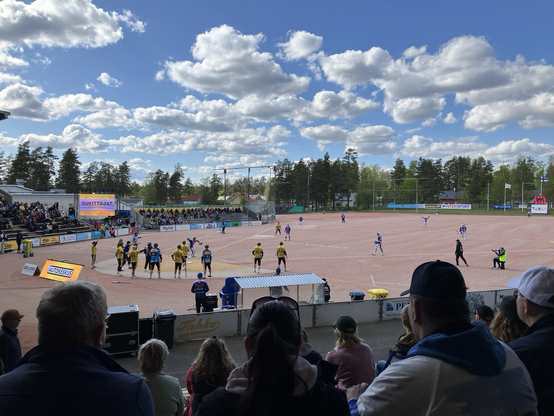 Pesäpalloa Pihkalan pesäpallostadionilla Hyvinkäällä.