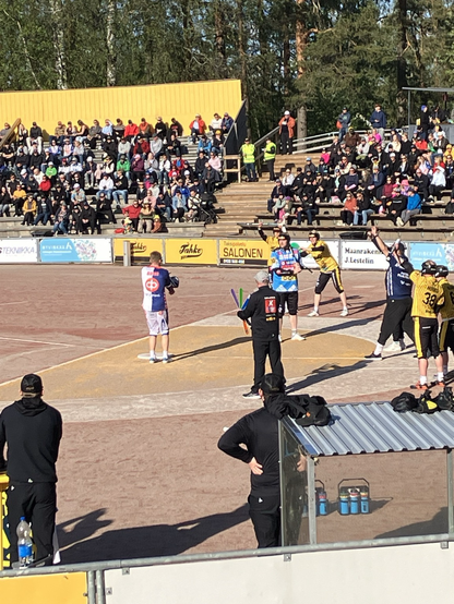 Pesäpallo-ottelu Hyvinkään Pihkalassa. Syöttämässä Vimpelin Vedon lukkari Ville Soini. Lyöntivuorossa Hyvinkään Tahkon Juha Niemi.