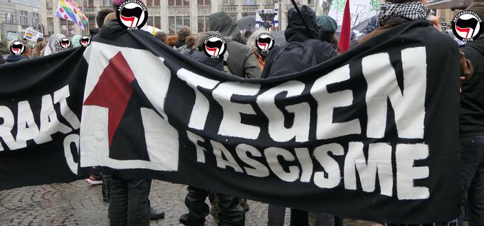 Foto van de kopbanner van het Antifablok. De complete tekst is: DE STRAAT OP, TEGEN FASCISME