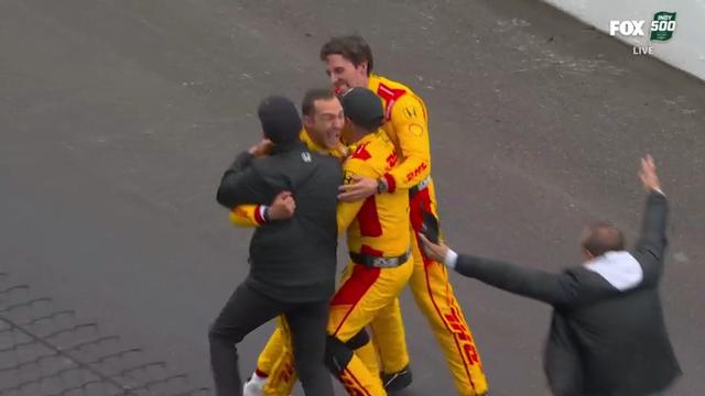 Alex Palou strips and pit crew celebrating his victory.