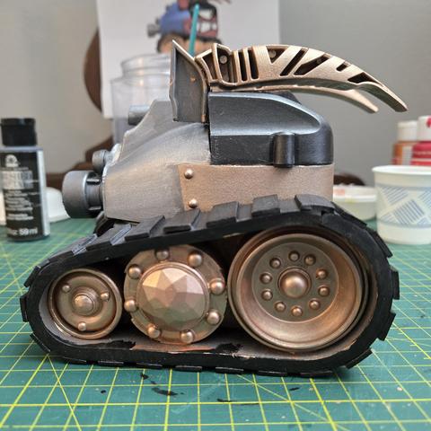 The base coat: Various shades of silver and brass are painted on the tank.