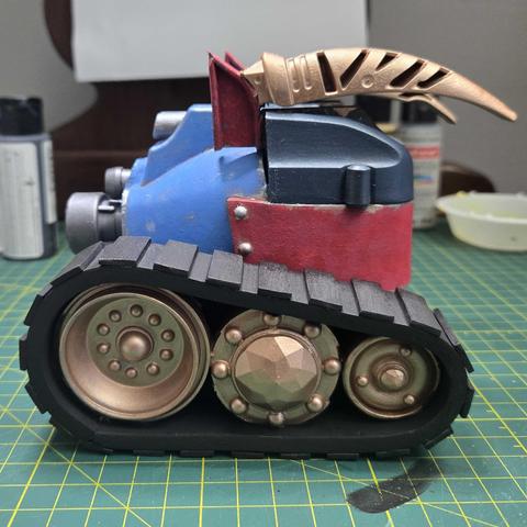 Profile view of the final result: In the areas that are blue and red, the corners, edges, and areas where paint is splotchy show the underlying metallic colors.