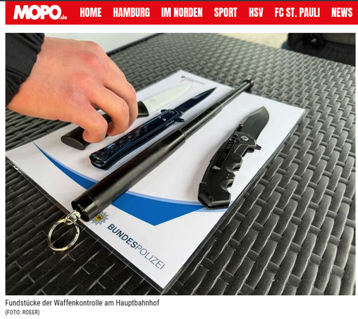 Fundstücke der Waffenkontrolle am Hauptbahnhof. Von links nach rechts ein kleines Küchenmesser, daneben ein Stiletto Springmesser, ein Teleskopschlagstock und ein Einhand-Klappmesser (BERGKVIST K9).