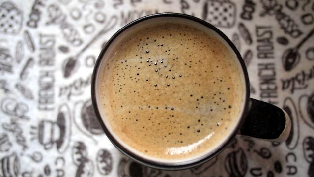 Eine Tasse mit Kaffee, von Oben betrachtet