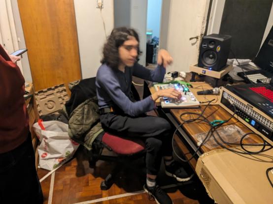 Lautaro jugando con la drumbrute impact conectada en la pachera.