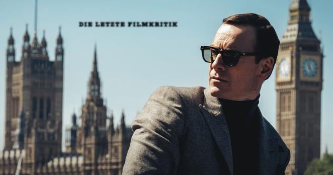 Michael Fassbender ist einer der Darsteller im starbesetzten Agentenfilm "Black Bag" von Steven Soderbergh. Auf diesem Szenenbild sehen wir ihn mit Sonnenbrille in London vor Sehenswürdigkeiten wie Big Ben. Coverbild des Podcasts "Die Letzte Filmkritik".