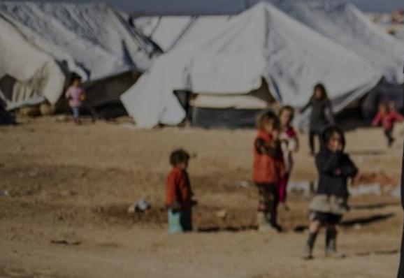 Des enfants au milieu d’un camp.