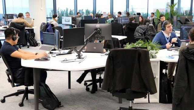 Treballadors d'NTT DATA a la nova seu corporativa al 22@ de Barcelona (ACN/Jordi Bataller)