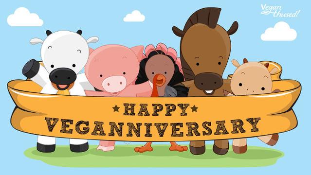 Eine Cartoonzeichnung. Eine Kuh, ein Schwein, ein Truthahn, ein Pferd und eine Ziege halten einen Banner. Darauf steht Happy Veganniversary.
