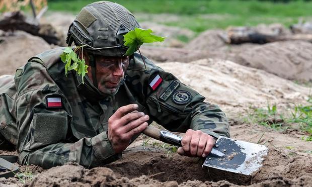 Un candidato a soldado de la Defensa Territorial polaca se atrinchera en el campo de batalla mientras realiza los exámenes tras completar un entrenamiento. (Dominika Zarzycka / SOPA Images / LightRocket via Getty Images)
