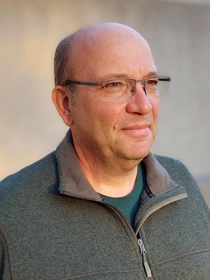 Portrait Volker Meyer, Ratsmitglied im Stadtrat Selm und aktuell Vorsitzender des Jugendhilfeausschusses, Bürgermeisterkandidat der UWG Selm für die Kommunalwahl NRW 2025.