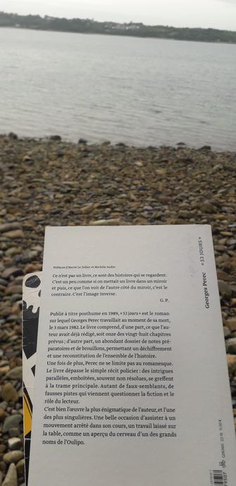 4ème de couverture du roman inachevé de Georges Perec, 《53 jours》. Éditions L'imaginaire Gallimard. 
Photo prise sur une grève au bord de la mer en Bretagne Nord.