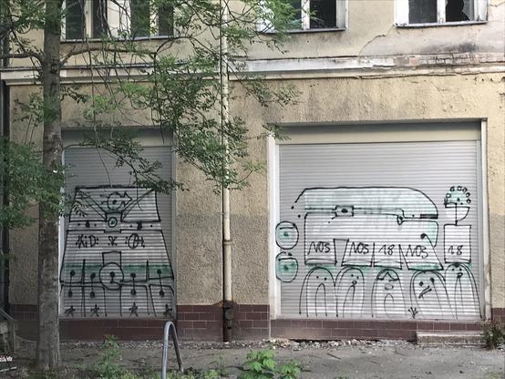 Kryptische Graffiti in Chrom und schwarzem Umriss auf Rollladen