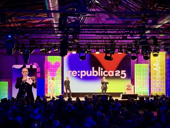 Bühne der republica mit Johnny Häusler, Markus Beckedahl und dem dritten der vier republica Gründer.