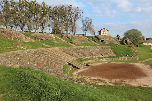 Théâtre romain à #Autun (#SaôneEtLoire) Construction Haut-Empire, IIIe siècle. Théatre romain : classement par liste de 1840.
Suite 👉 https://monumentum.fr/monument-historique/pa00113102/autun-theatre-romain
#Patrimoine #MonumentHistorique
Photo CC-BY-SA 4.0 : Chabe01