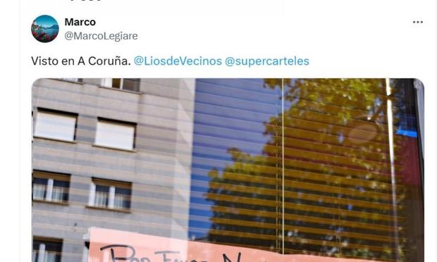El cartel en la tienda de A Coruña. (X / @MarcoLegiare)
