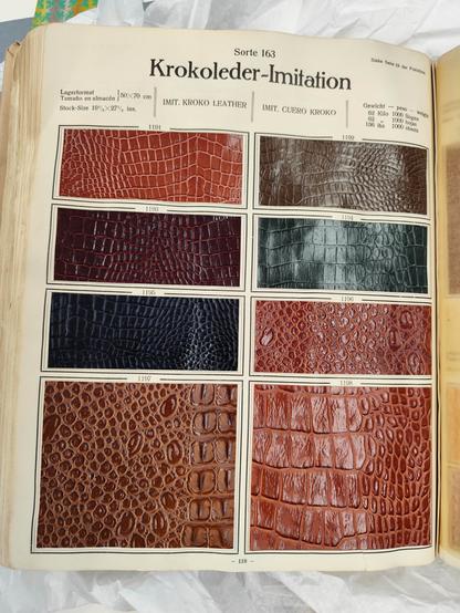 Seite aus einen Musterbuch für Buntpapiere. 8 Muster für Papiere in "Krokoleder-Imitation, Sorte  163"; Buntpapierfabrik A.-G. Aschaffenburg 1926  (DNB Leipzig)