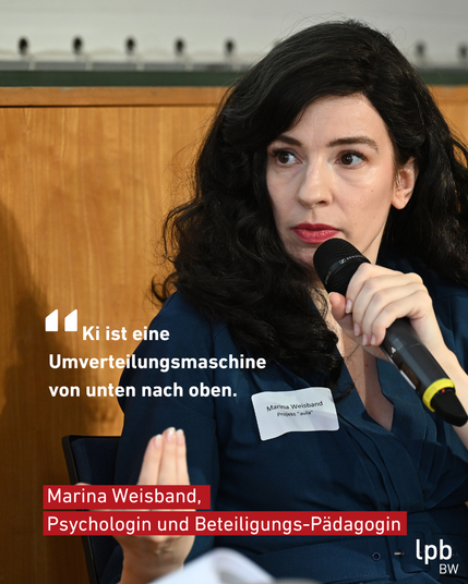 "KI ist eine Umverteilungsmaschine von unten nach oben." Und Portrait von Marina Weisband, die ihr schwarzes, langes Haar offen  und eine dunkel blaue Bluse trägt.