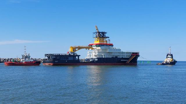 Mehrzweckschiff Neuwerk und Schlepper   Grossnordsee verlassen die Werft in Klaipeda.