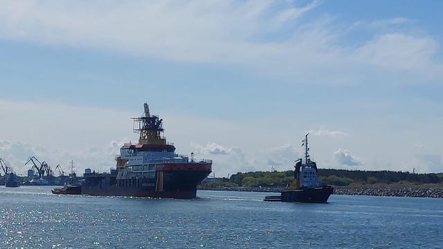 Im Schleppverband wird das dritte Mehrzweckschiff der neuen Generation - die Neuwerk - nach Deutschland gebracht.