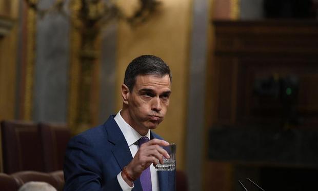 Pedro Sánchez bebe agua en el Congreso de los diputados. (Getty Images)