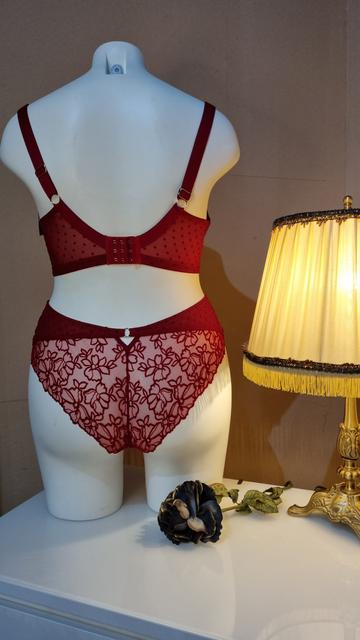 Rückenansicht des Slips der Puppe mit transparenter roter Samtspitze. Am Bündchen hat der Slip einen kleinen keyhole Ausschnitt.