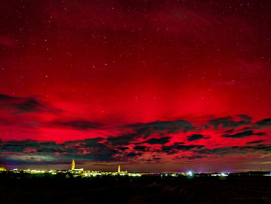 ๐ฃ๐ถ๐ฐ๐๐๐ฟ๐ฒ ๐๐ฒ๐๐ฐ๐ฟ๐ถ๐ฝ๐๐ถ๐ผ๐ป (๐๐ป๐ด): A nighttime landscape of a Castilian village whose skyline is dominated by the towers of its two churches, although what is most striking is the sky illuminated by the intense red Northern Lights that fills almost the entire frame.
๐๐ฒ๐๐ฐ๐ฟ๐ถ๐ฝ๐ฐ๐ถ๐ผฬ๐ป (๐๐๐ฝ): Un paisaje nocturno de un pueblo castellano cuyo horizonte estรก presidido por las torres de sus dos iglesias, aunque lo que mรกs llama la atenciรณn es el cielo iluminado por la intensa aurora boreal roja que llena casi todo el encuadre.