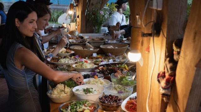 Vom regionalen SoLaWi-Salat bis zur Falafel zur Unterstützung der Straßenküchen im Bürgerkriegsland Sudan
