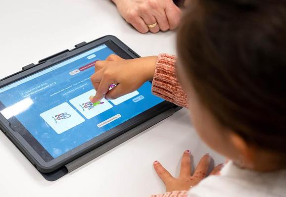 Ein Kita-Kind tippt auf dem Tablet auf eine Abbildung
©Peter Kneffel/dpa