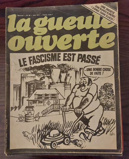 (dessin de Cabu)
titre LE FASCISME EST PASSÉ

le Beauf termine de passer la tondeuse devant son pavillon :
"... une bonne chose de faite !"