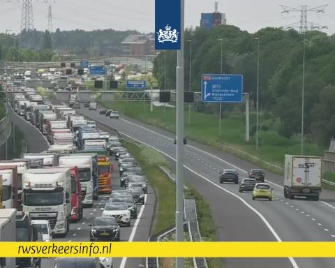 Drukte op de A15 bij Hardinxveld-Giessendam.