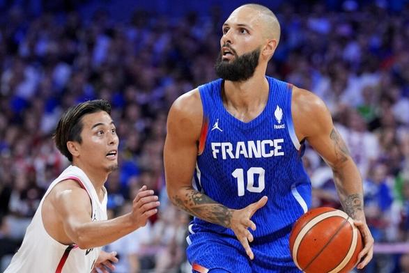 And-Ones: Fournier, Hayes-Davis, Mirotic, Free Agent Point Guards