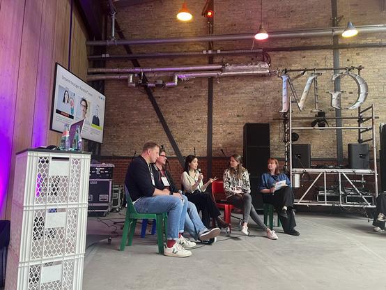 Drei Panelist*innen und die beiden Moderatorinnen Lea und Pauline