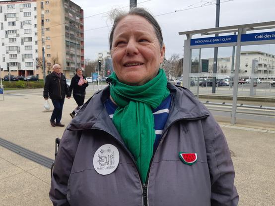 Membre d'Hérouelibre au dernier atelier devant le Café des Images (arrêt de tram)
