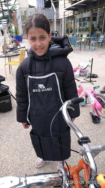 Jeune participante lors d'un atelier d'entraide vélo Hérouelibre