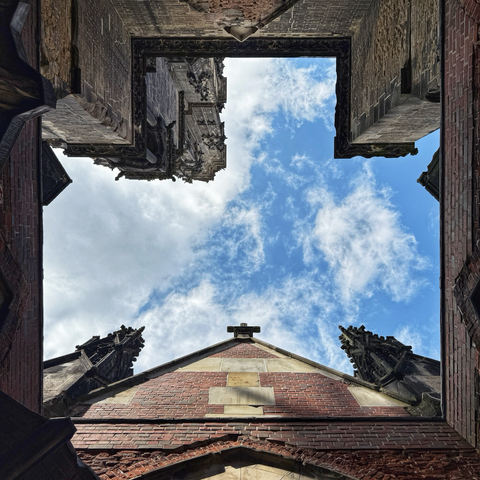 Foto: Blick in den Himmel durch die Ruine der St Nikolai Kirche