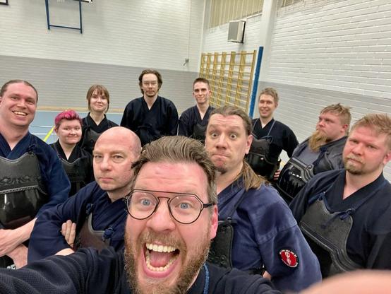 Ryhmäselfie kevään viimeisistä treeneistä. 11 kpl kendokoita rykelmässä.