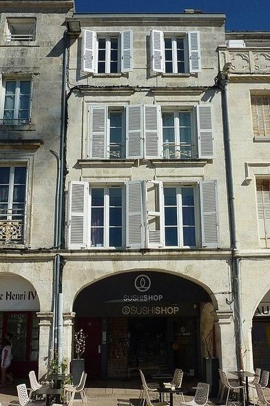 Maison à #LaRochelle (#CharenteMaritime) Maisons bordées de porches en arcade. Arcade : inscription par arrêté du 14 juin 1928.
Suite 👉 https://monumentum.fr/monument-historique/pa00104950/la-rochelle-maison
#Patrimoine #MonumentHistorique
Photo CC-BY-SA 4.0 : Patrick Despoix
