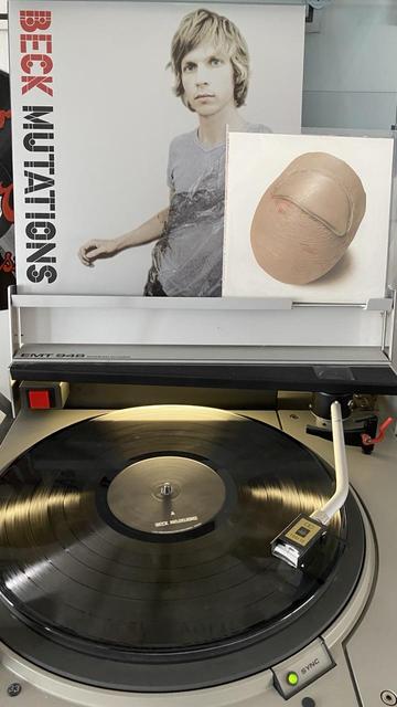Vinyl LP des Künstlers „Beck“ mit dem Titel „Mutations“ auf einem Plattenspieler.