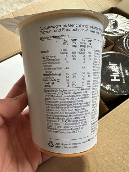 Foto eines Bechers von der Seite mit den Nährwertangaben und Zutaten (Details gibt es auf www.huel.com)