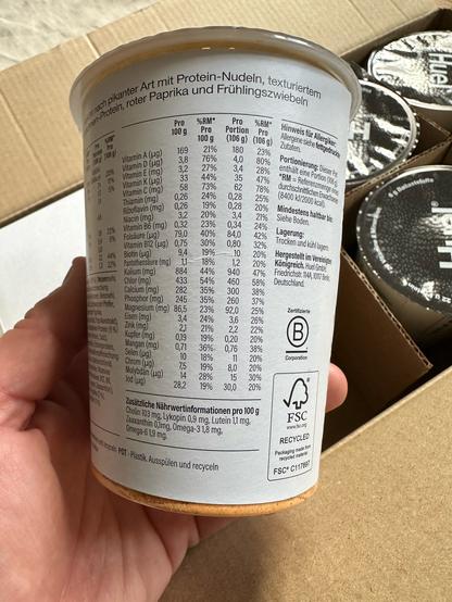 Foto eines Bechers von der Seite mit den Nährwertangaben (Details gibt es auf www.huel.com)