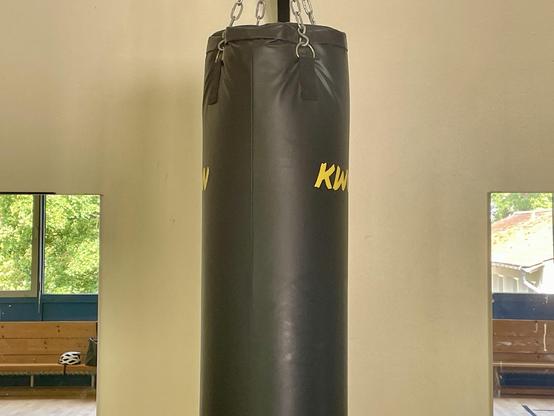 Foto eines Boxsacks, daneben Spiegel.