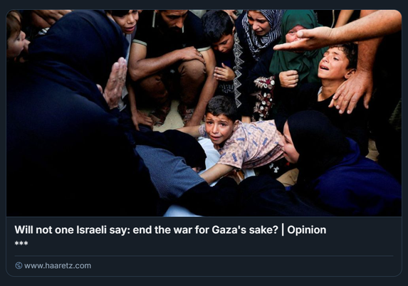 Persone in lutto reagiscono mentre partecipano ai funerali dei palestinesi uccisi negli attacchi israeliani, all'ospedale Nasser, a Khan Yunis, nel sud della Striscia di Gaza, venerdì
Credito: Hatem Khaled / REUTERS

L'immagine mostra un gruppo di persone riunite attorno a qualcuno che è sdraiato, con diversi individui che lo toccano. La scena è intensa ed emotiva, con persone che indossano vari tipi di abbigliamento, inclusi capi tradizionali. Il testo presente nell'immagine recita: "Will not one Israeli say: end the war for Gaza's sake? | Opinion", con un link a Haaretz. Questa immagine sottolinea il forte impatto umano e il costo emotivo del conflitto a Gaza, sollevando un appello per la fine della guerra.

Descrizione generata con AI.
